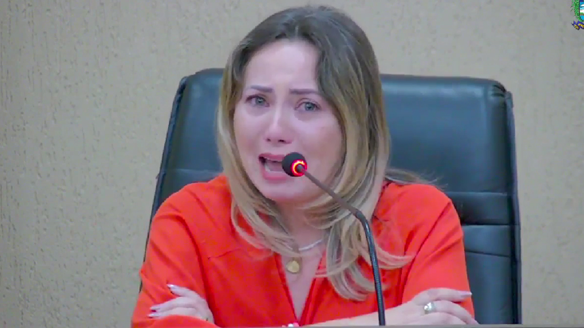 Vereadora de Aparecida chora em discussão sobre cotas femininas