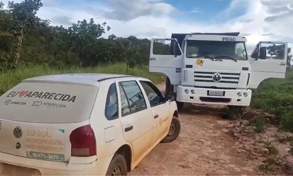 É a segunda vez que um caminhão é denunciado realizando descarte de resíduos ilegal na Serra da Areia (Foto: Divulgação - DefesaCivil)