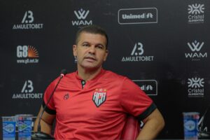 Umberto Louzer em apresentação no Atlético Goianiense