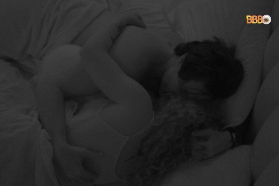 Pegação dos dois fez a cama balançar, segundo Brunna. BBB 22: Maria e Eliezer se beijam e movimentam edredom; vídeo