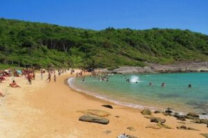 Jovem acorda com a barriga aberta em praia de Guarapari (ES); vítima teria usado LSD horas antes