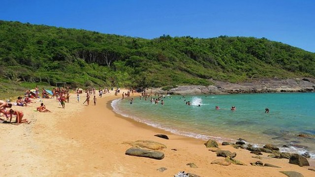 Jovem acorda com a barriga aberta em praia de Guarapari (ES); vítima teria usado LSD horas antes