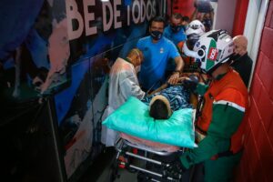 Jogadores do Grêmio são atendidos após ataque ao ônibus do clube