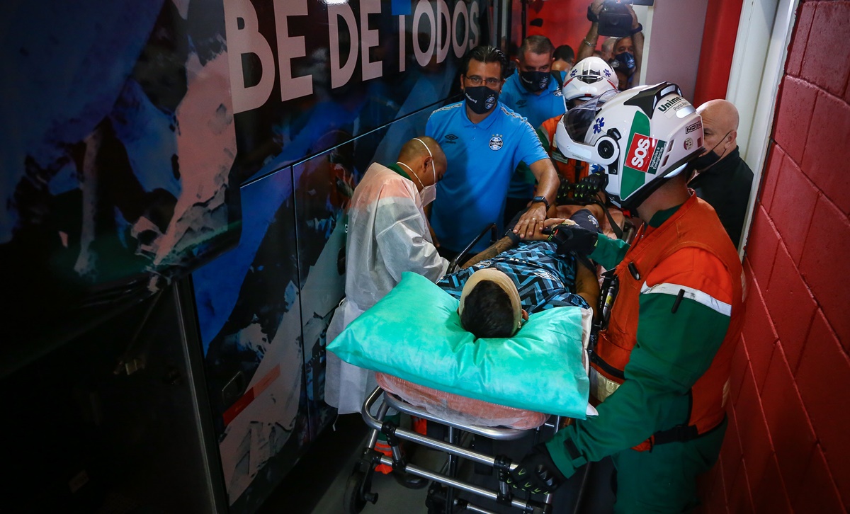 Jogadores do Grêmio são atendidos após ataque ao ônibus do clube