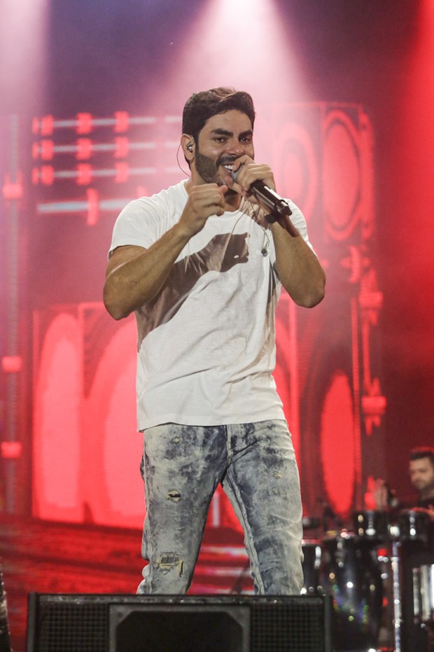 Os ex-BBB estavam no Carnaval das Artes, no Rio de Janeiro. Rafa Kalimann é vista em show do ex-marido Rodolffo; fotos