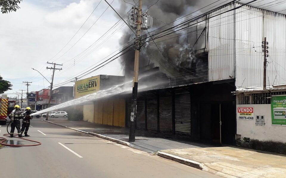 Incêndio em loja de bicicletas de Goiânia mobiliza mais de 30 bombeiros (Foto: Divulgação)
