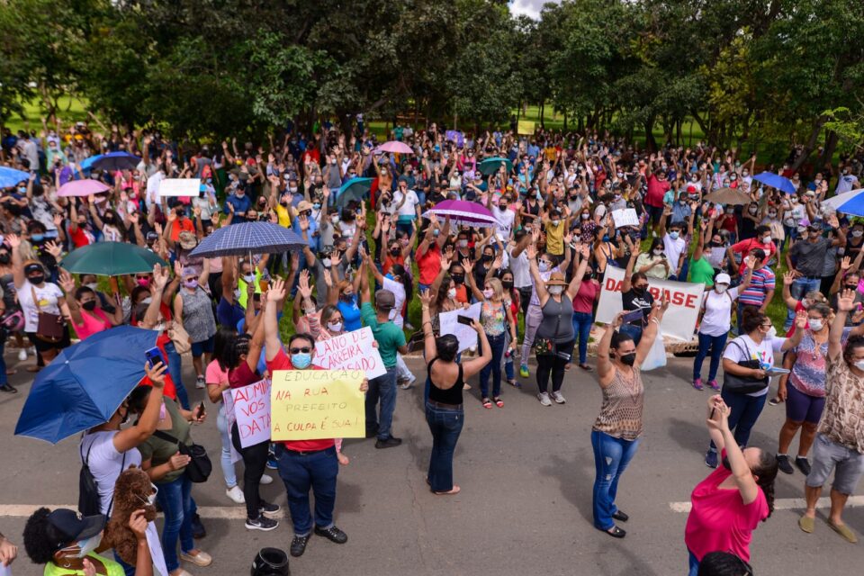 Servidores da Educação de mais de 100 unidades municipais paralisam as atividades em Goiânia, nesta terça-feira (15). (Foto: reprodução)