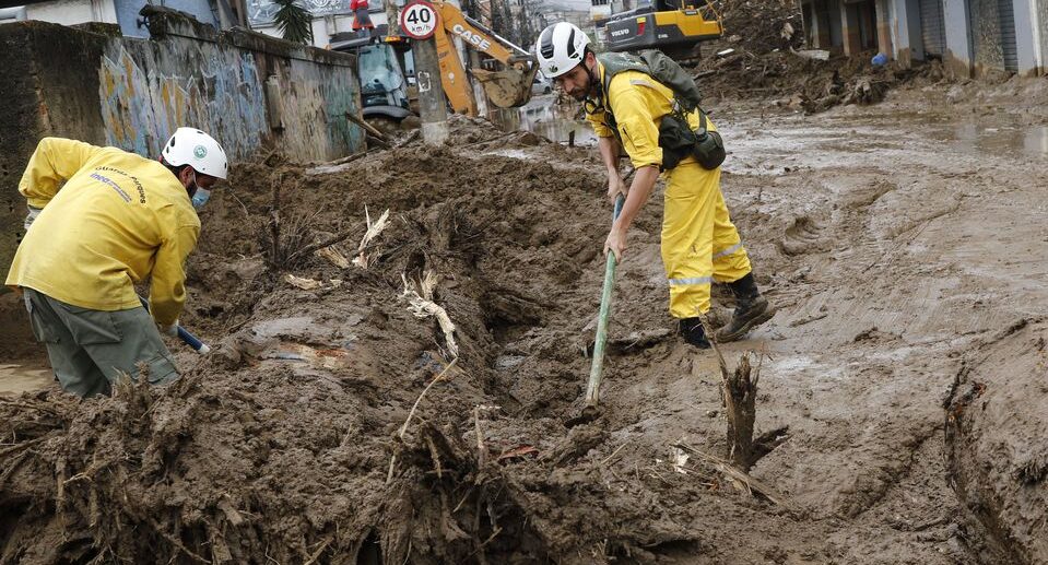 Trabalhos de limpeza retiraram 649,2 toneladas de resíduos em 2 dias. Número de mortes em Petrópolis chega a 182; ainda há 89 desaparecidos