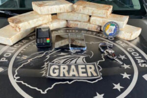 A Polícia Militar (PM) prendeu dois homens suspeitos de traficarem 10 quilos de pasta base de cocaína, avaliados em R$ 250 mil, em Goiânia