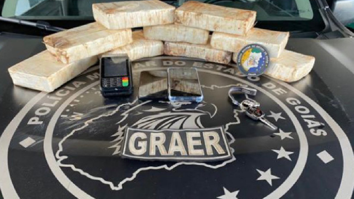 A Polícia Militar (PM) prendeu dois homens suspeitos de traficarem 10 quilos de pasta base de cocaína, avaliados em R$ 250 mil, em Goiânia
