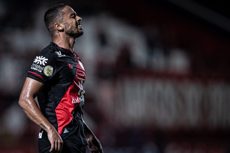 Dellatorre durante partida pelo Atlético Goianiense
