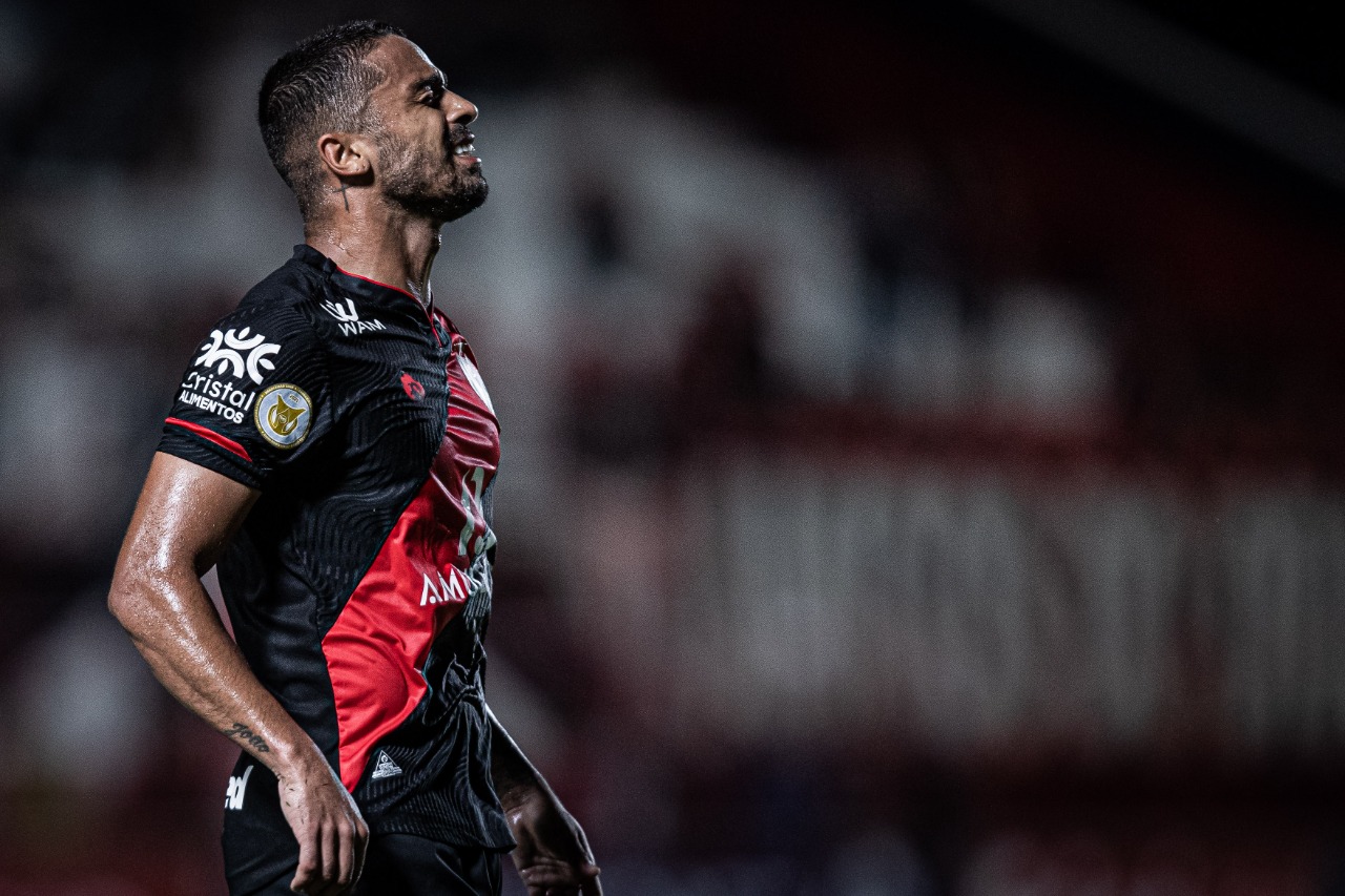 Dellatorre durante partida pelo Atlético Goianiense