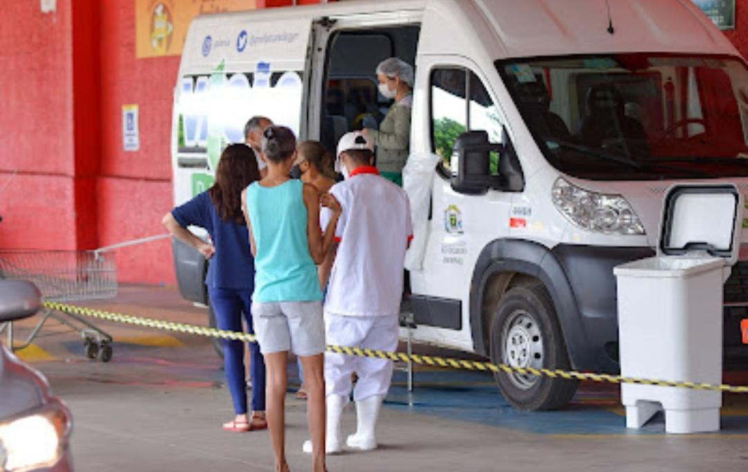 Vans aplicam doses da vacina contra a covid-19 no Jardim Guanabara nesta quarta-feira (2)