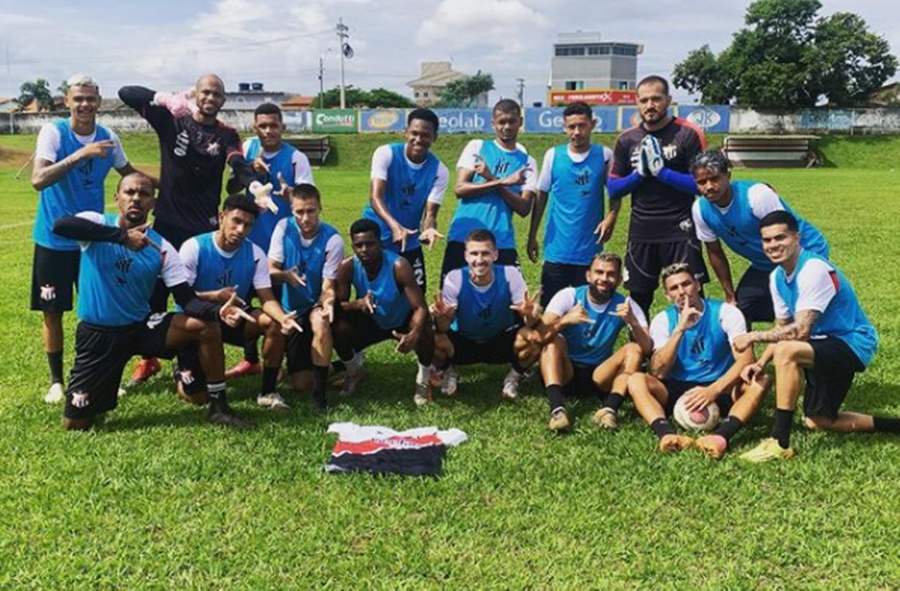 Jogadores do Anápolis na preparação para jogo do Goianão
