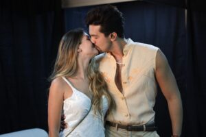 Luan Santana beija namorada no Carnaval