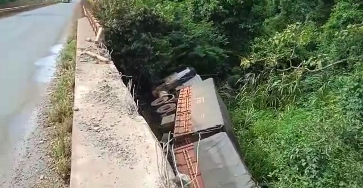 Caminhão cai de ponte na GO-174, em Montividiu