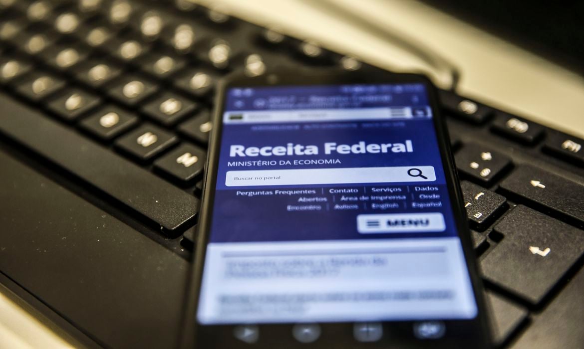 Pagamento será destinado a 5,6 milhões de contribuintes IR: Receita Federal deposita 3º lote de restituições nesta segunda