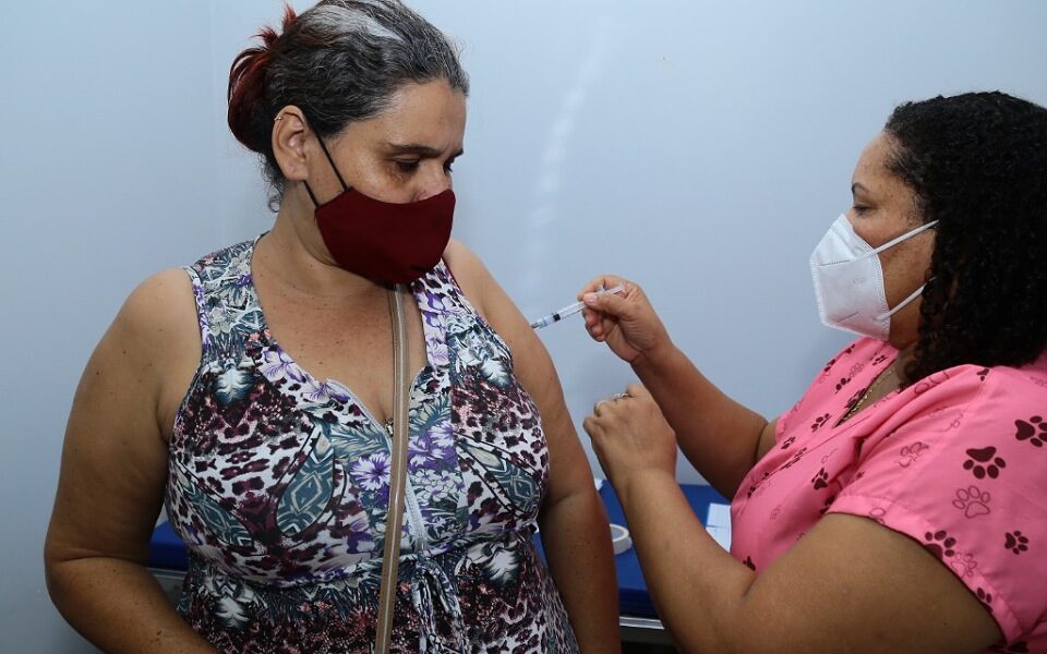 Saúde deve anunciar quarta dose para pessoas com mais de 80 anos em todo o País