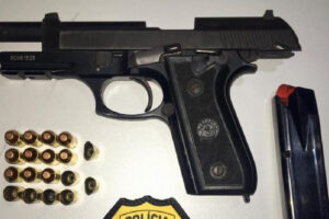 Um policial penal está preso suspeito de tentar matar a ex-companheira por uma dívida de R$ 300. Segundo a Polícia Civil, o crime aconteceu no último domingo (13), na cidade de Rubiataba, Centro de Goiás. O suspeito usou uma arma da corporação para atirar contra a mulher, que foi atingida por dois disparos, mas sobreviveu.