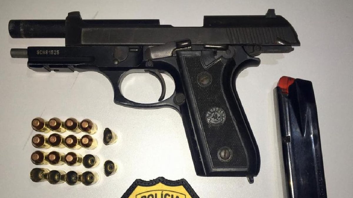 Um policial penal está preso suspeito de tentar matar a ex-companheira por uma dívida de R$ 300. Segundo a Polícia Civil, o crime aconteceu no último domingo (13), na cidade de Rubiataba, Centro de Goiás. O suspeito usou uma arma da corporação para atirar contra a mulher, que foi atingida por dois disparos, mas sobreviveu.