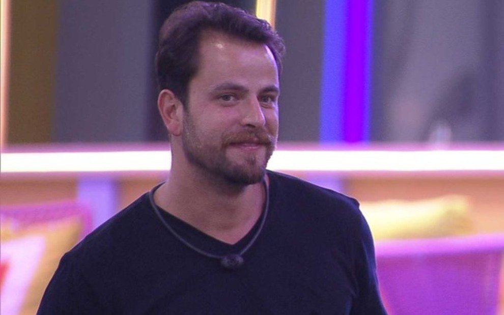 BBB 22: Gustavo diz que cantor o faz duvidar de heterssexualidade: gostosão