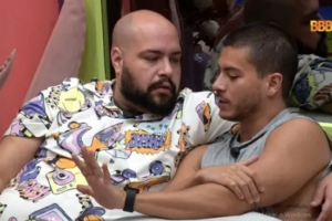Público achou a "piada" ofensiva e de mau gosto: 'Não é humor'. BBB 22: Tiago Abravanel xinga Arthur Aguiar e equipe do cantor se retrata