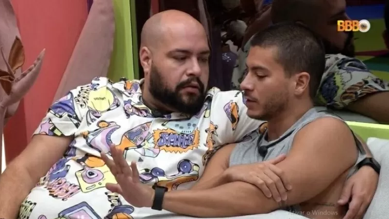 Público achou a "piada" ofensiva e de mau gosto: 'Não é humor'. BBB 22: Tiago Abravanel xinga Arthur Aguiar e equipe do cantor se retrata