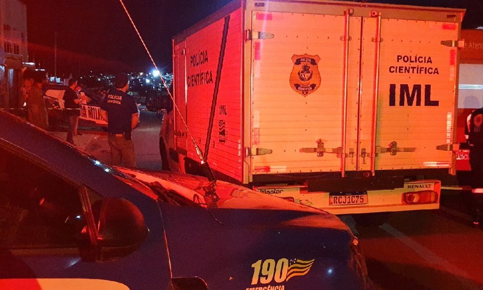 Jovem é morto com tiros na cabeça na porta de casa em Catalão