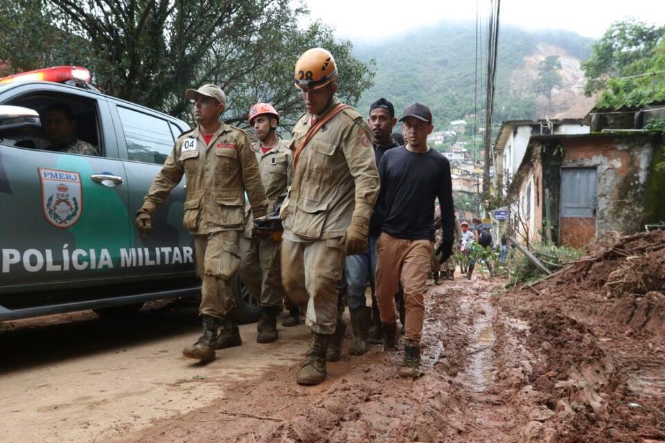 Sobe para 78 o número de mortos pela tempestade em Petrópolis, no Rio de Janeiro