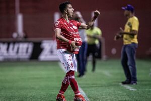 Matheuzinho comemora gol contra o Iporá