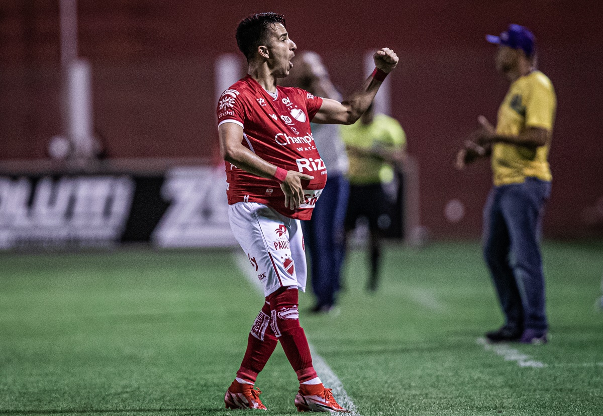 Matheuzinho comemora gol contra o Iporá