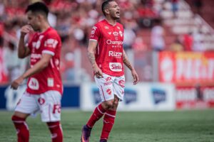 Clayton em ação pelo Vila Nova 2022