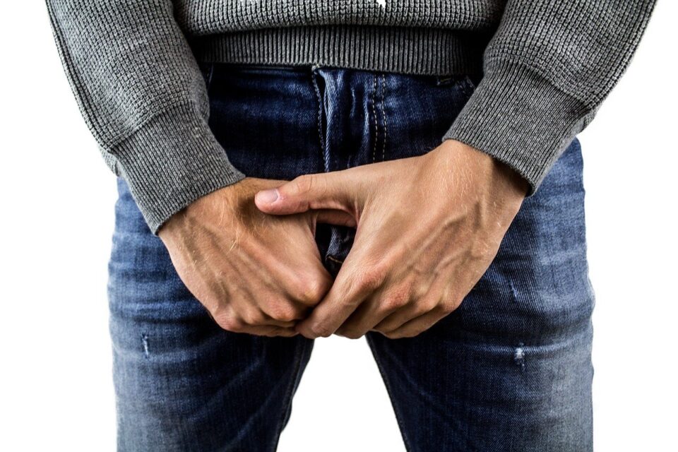 Após brincadeira, homem fica com anel preso a órgão genital na Indonésia