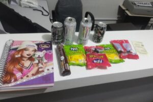 pacote de bolacha, refrigerantes, caderno, energéticos e pacotes de balinha estavam em uma das mochilas (Foto: Reprodução)