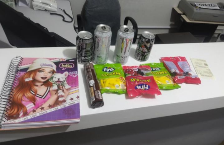 pacote de bolacha, refrigerantes, caderno, energéticos e pacotes de balinha estavam em uma das mochilas (Foto: Reprodução)