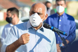 O prefeito de Goiânia, Rogério Cruz, anunciou que irá pagar um 'Auxílio Locomoção' aos servidores temporários da Secretaria de Educação (SME) da capital. O Projeto de Lei que concede o benefício foi assinado pelo prefeito nesta segunda-feira (14), mas ainda precisará da aprovação dos vereadores.