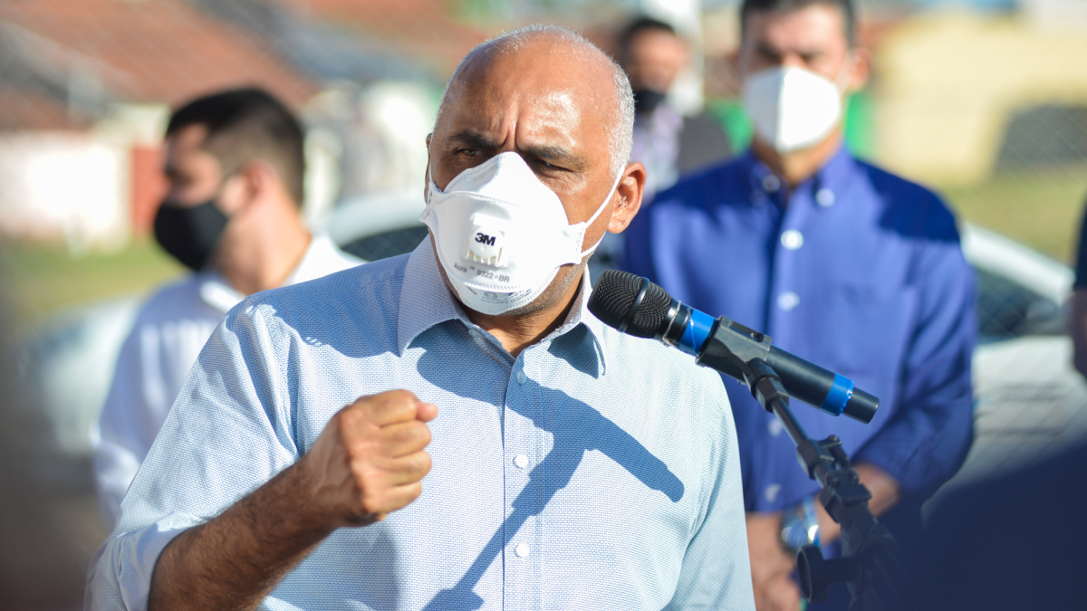 O prefeito de Goiânia, Rogério Cruz, anunciou que irá pagar um 'Auxílio Locomoção' aos servidores temporários da Secretaria de Educação (SME) da capital. O Projeto de Lei que concede o benefício foi assinado pelo prefeito nesta segunda-feira (14), mas ainda precisará da aprovação dos vereadores.