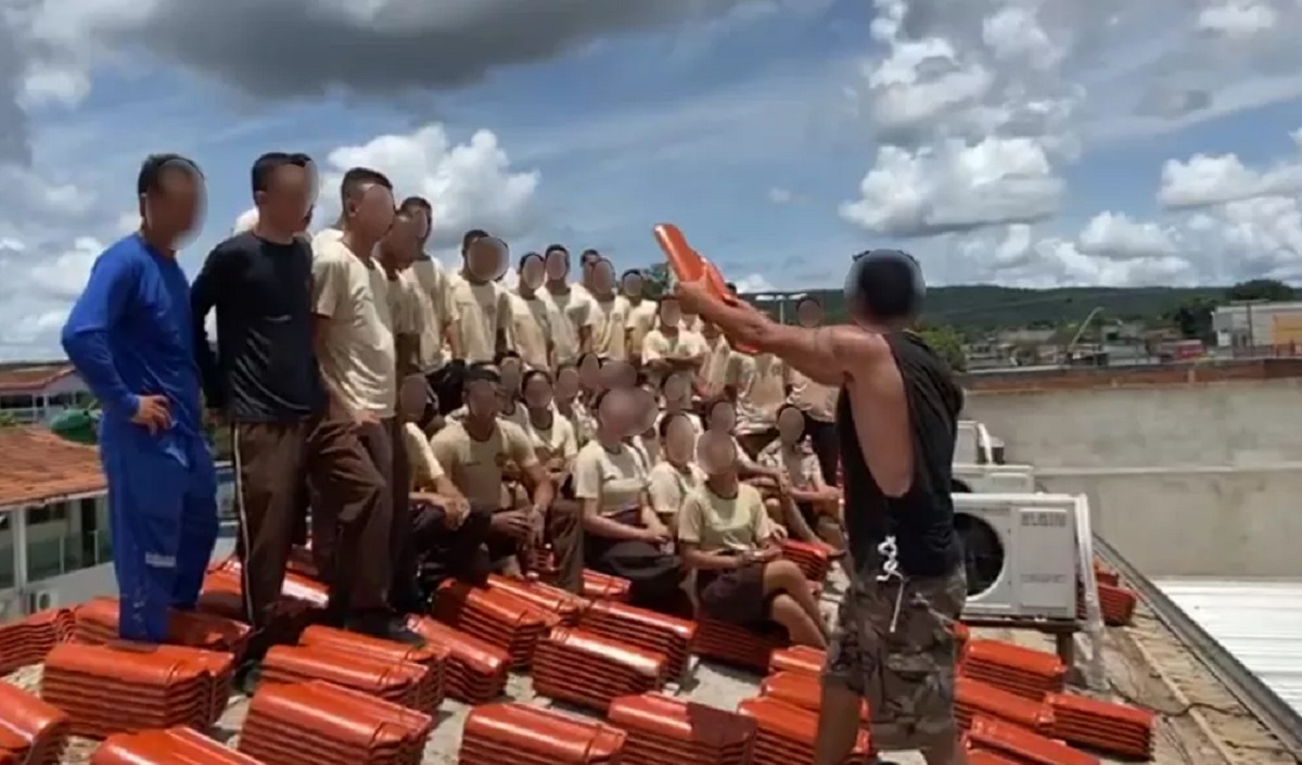 Alunos são filmados em cima de telhado de Colégio Militar após carregarem milhares de telhas, em Aparecida (Foto: Reprodução - TvAnhanguera)