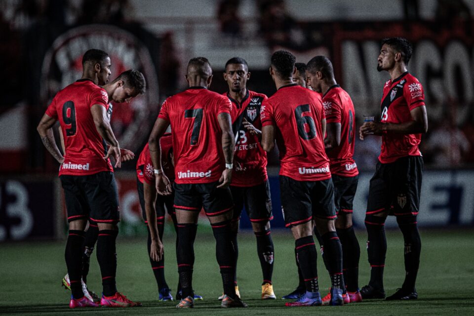 Time titular do Atlético Goianiense no Accioly