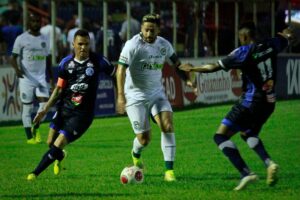 Elvis sendo marcado contra o Goianésia