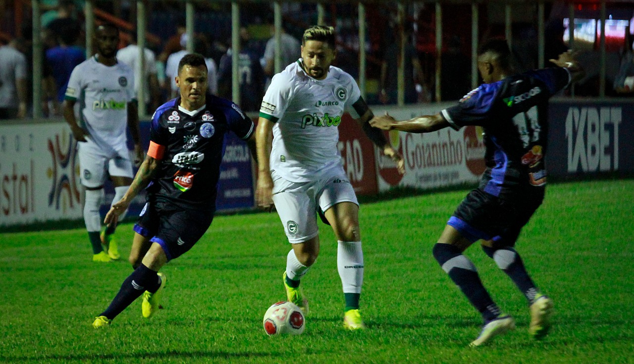 Elvis sendo marcado contra o Goianésia
