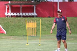 Higo Magalhães comandando treino