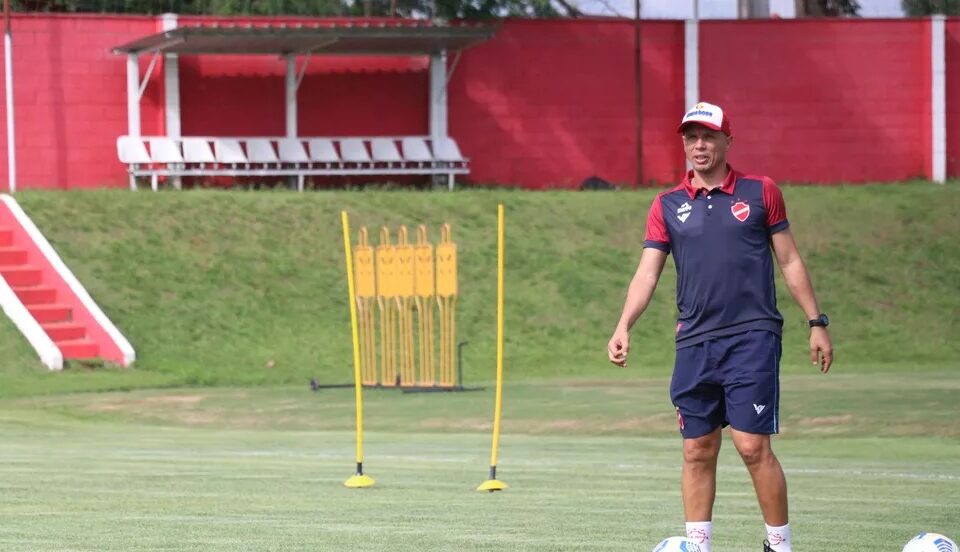 Higo Magalhães comandando treino
