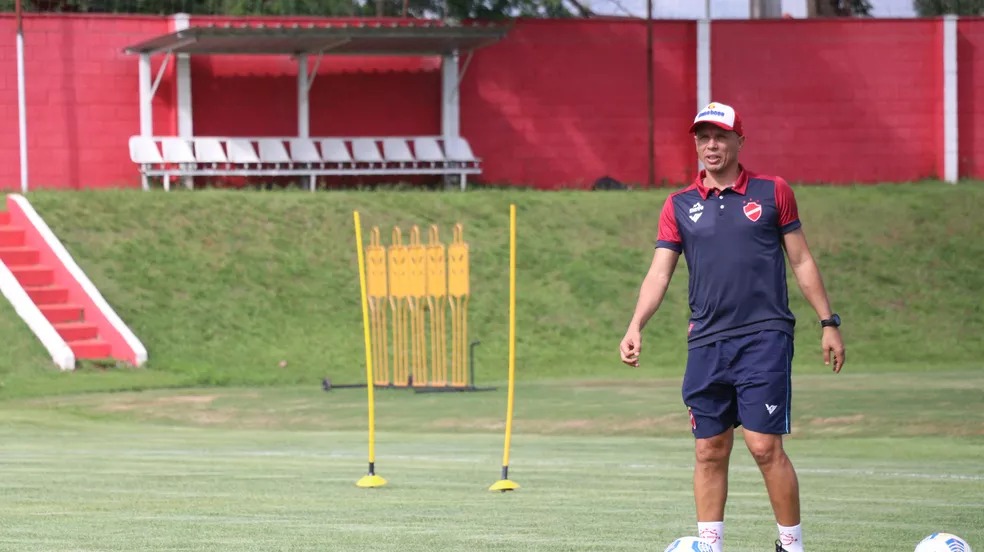 Higo Magalhães comandando treino