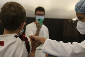 Queda da imunidade da vacina é menor em infectados antes do uso