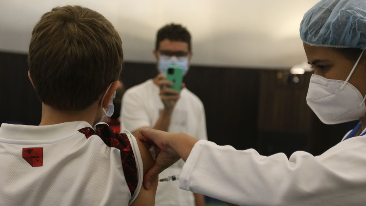 Queda da imunidade da vacina é menor em infectados antes do uso