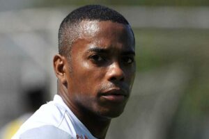 Robinho joga futebol com chuteira emprestada por detentos em Tremembé (SP) Ex-jogador foi condenado a nove anos de prisão por estupro coletivo
