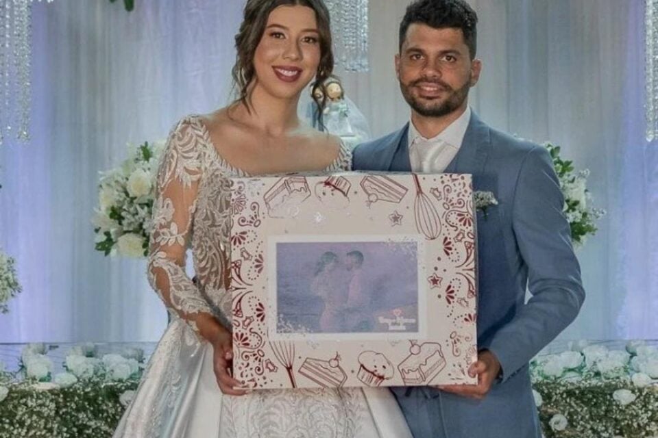 Noivos fazem delivery de comidas para os convidados em Israelândia 