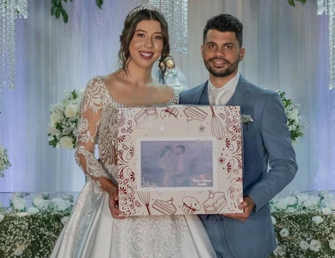 Noivos fazem delivery de comidas para os convidados em Israelândia 