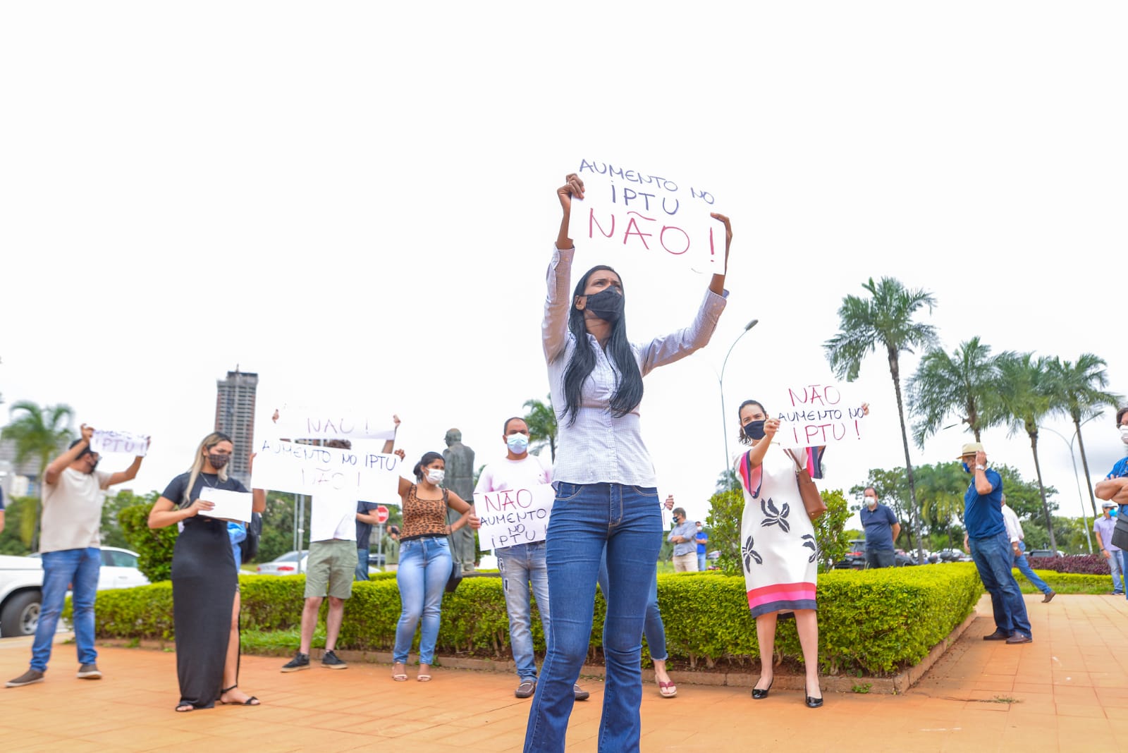 Cerca de 40 pessoas realizam manifestação contra o novo cálculo do IPTU adotado pela Prefeitura de Goiânia nesta terça-feira (1°/2). (Foto: leitor/Mais Goiás)